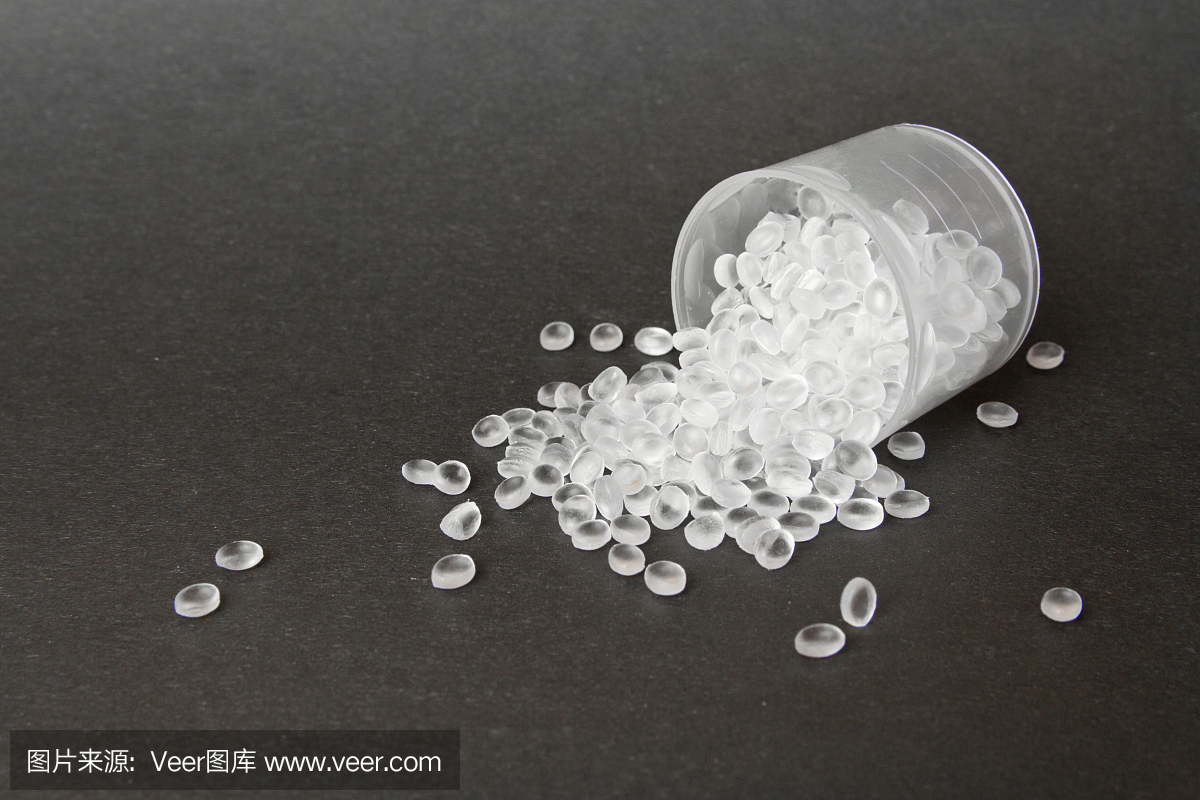 透明的聚乙烯顆粒。HDPE。塑料顆粒。塑料原料。